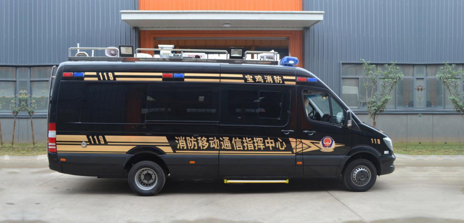 奔馳無人機指揮車